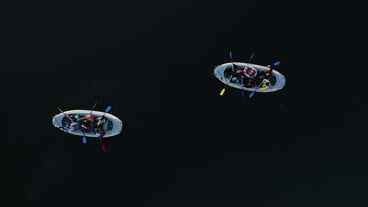 두 대의 보트와 사람들과 함께 호수로 직접 촬영된 드론
