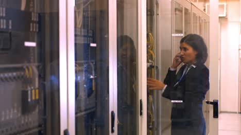 técnico hablando por teléfono móvil en la sala del servidor