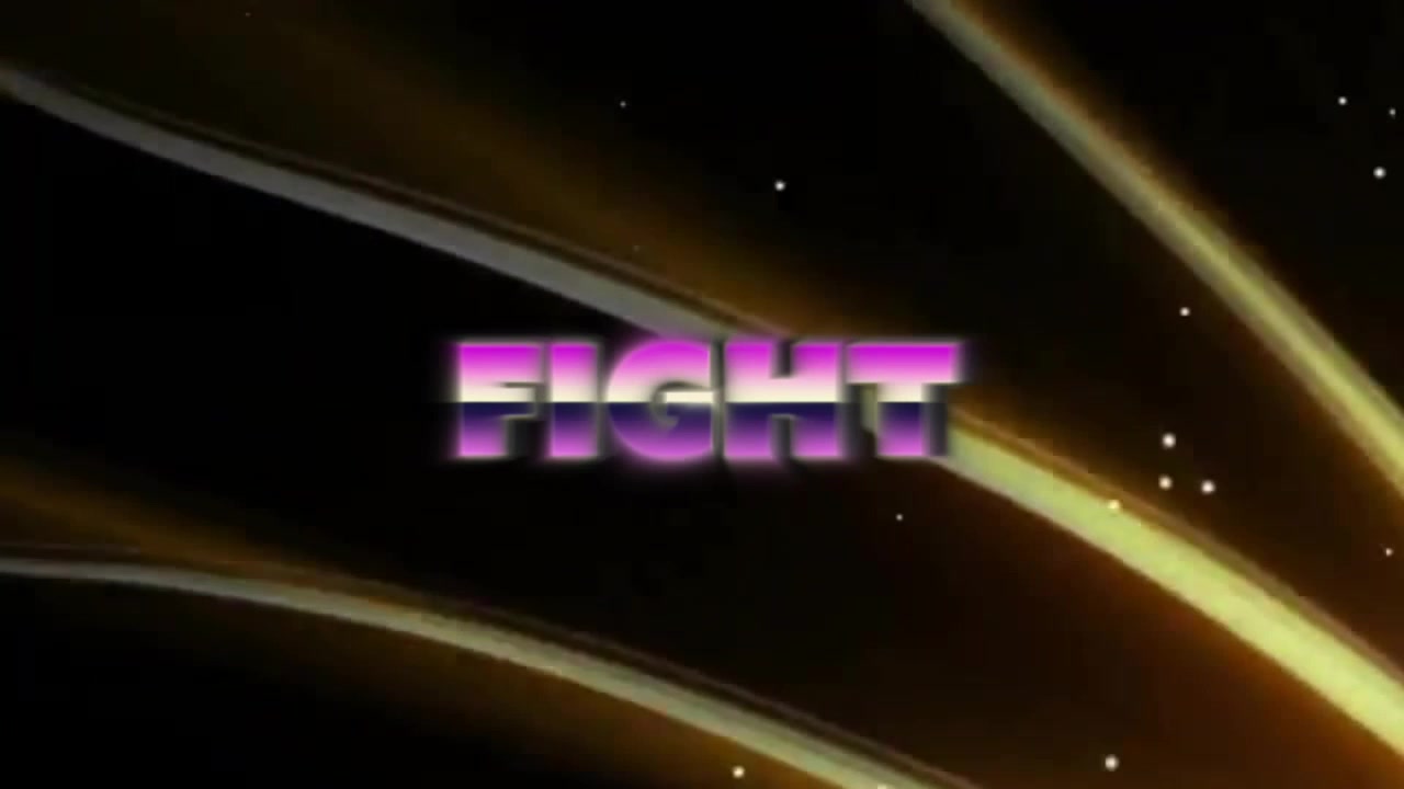 Sfocatura glitch con gradiente iniziale, testo FIGHT animato su nastri dorati, con particelle che rivelano il marchio.