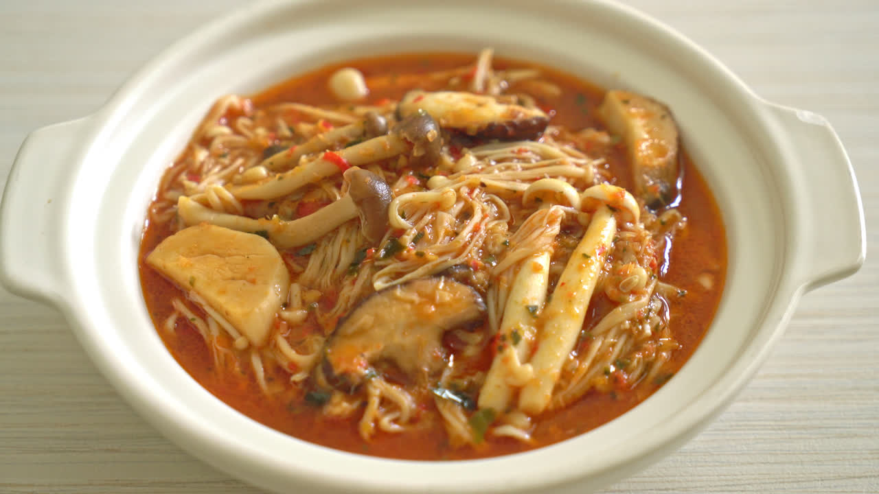 champiñones picantes salteados con sopa tom yum - estilo de comida vegana y vegetariana