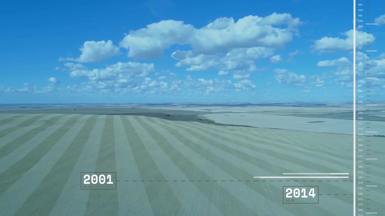 田園地帯の縞模様の農地の空撮に重ねて表示されるタイムラインアニメーション。