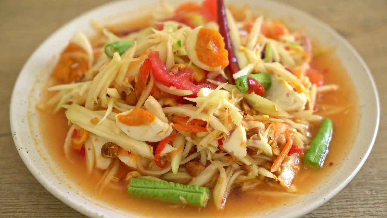 Som Tum - Gỏi đu đủ xanh cay Thái Lan với trứng muối - Phong cách ẩm thực châu Á