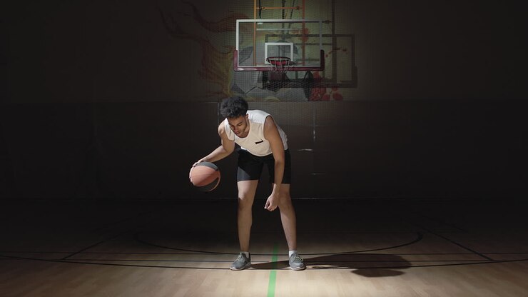 Giocatore di basket di colore che palleggia