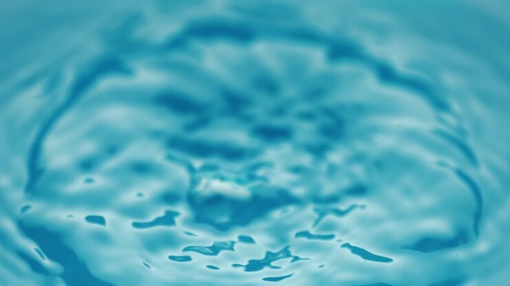 Primo piano di una goccia d'acqua che cade al rallentatore estremo