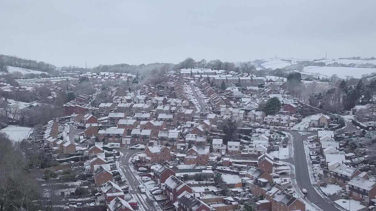 눈 덮인 엑서터 교외 작물의 높은 내림차순 드론 샷