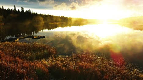 asombroso hiperlapso aéreo durante la puesta de sol de la hora dorada en el lago vislumbre en columbia británica, canadá