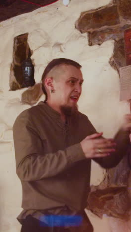 un hombre enojado arranca una nota del tablón de anuncios en una taberna. los huéspedes de la posada medieval toman un trabajo arriesgado para ganar dinero. un tipo barbudo nervioso con un amigo dudoso en un pub.