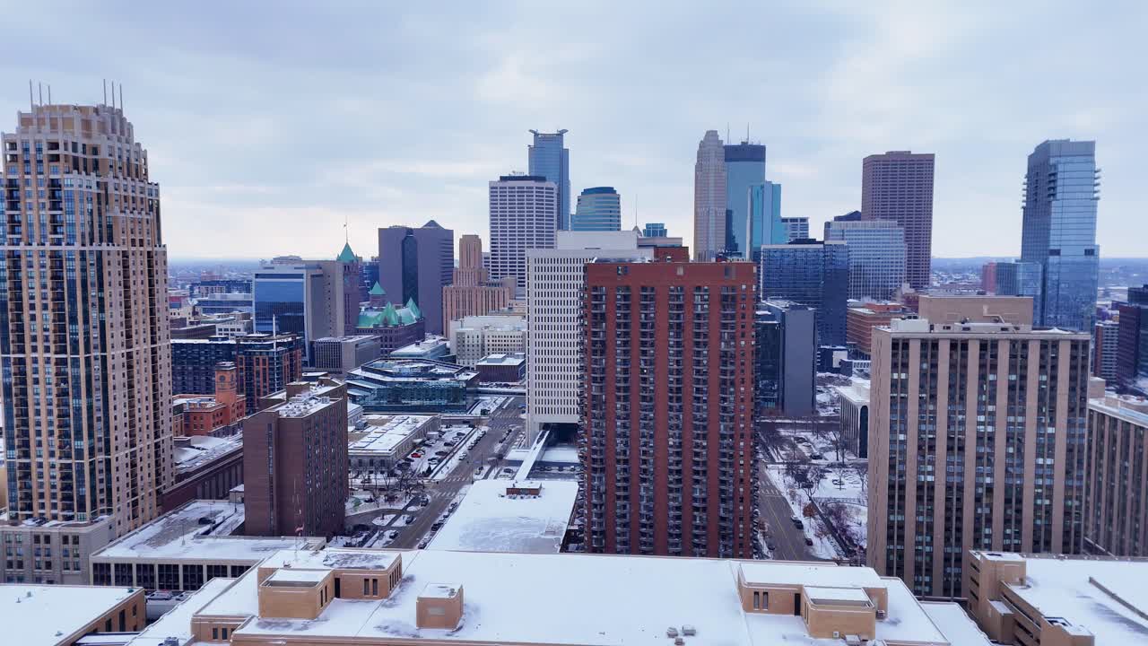 Minneapolis, Minnesota: il cuore del centro città imbiancato dalla neve invernale in un'inquadratura aerea panoramica con movimento di gru in risalita
