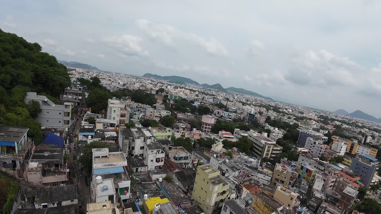Vista aerea di una città collinare