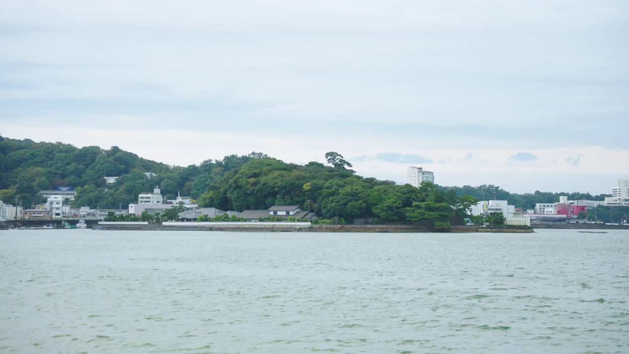 흐린 날 토바 만의 미키모토 진주 섬 위의 느린 동영상