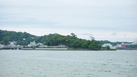 흐린 날 토바 만의 미키모토 진주 섬 위의 느린 동영상