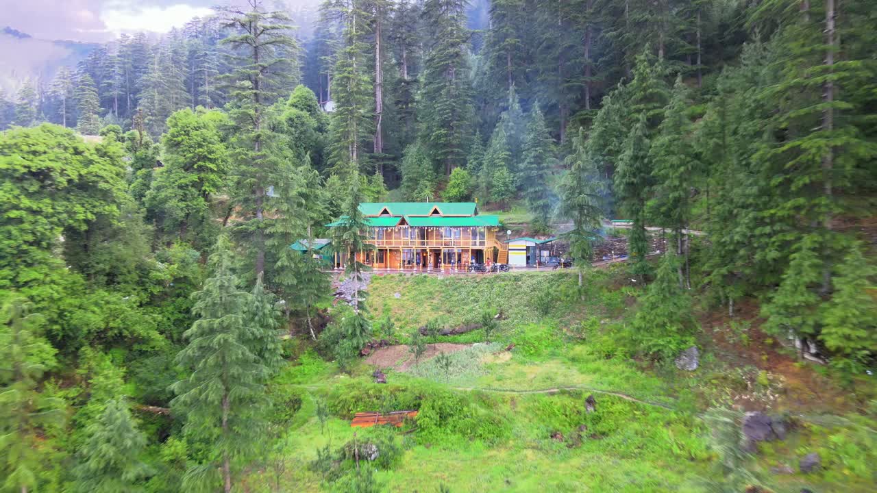 toma de drones de un valle nublado de sainj en himachal pradesh cerca de manali, kasol-19