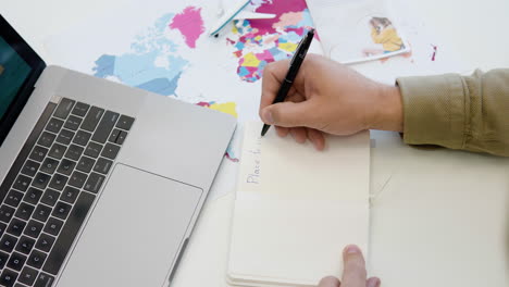 hombre que trabaja en una agencia de viajes