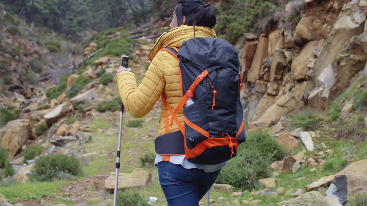 하이킹 트레일 에 있는 활동적 인 건강 한 젊은 여자