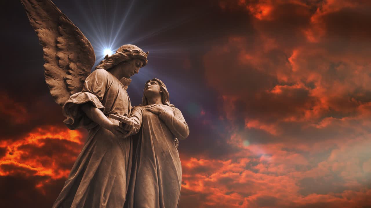 오렌지 구름 배경으로 천사 동상