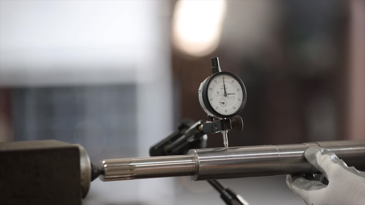 The analog dial shows fine increments, allowing for extremely accurate readings of surface runout