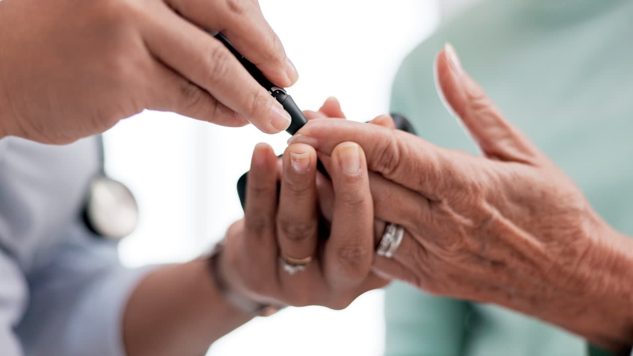 Mani, test del diabete e un medico con un paziente