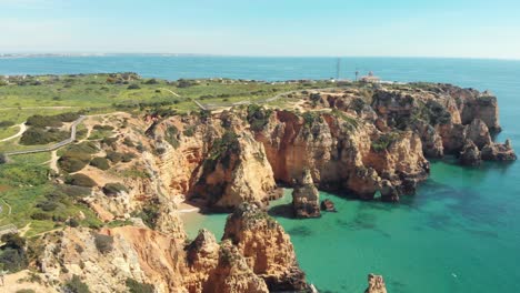 Acantilados-Marinos-A-Lo-Largo-De-La-Costa-Del-Algarve-Hacia-La-Punta-Del-Faro-De-La-Piedad