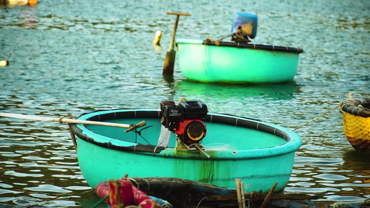 Close-up Perahu Bambu Vietnam Kecil Berbentuk Bulat untuk Memancing yang Berlabuh di Tepi Pantai Vinh Hy, Vietnam