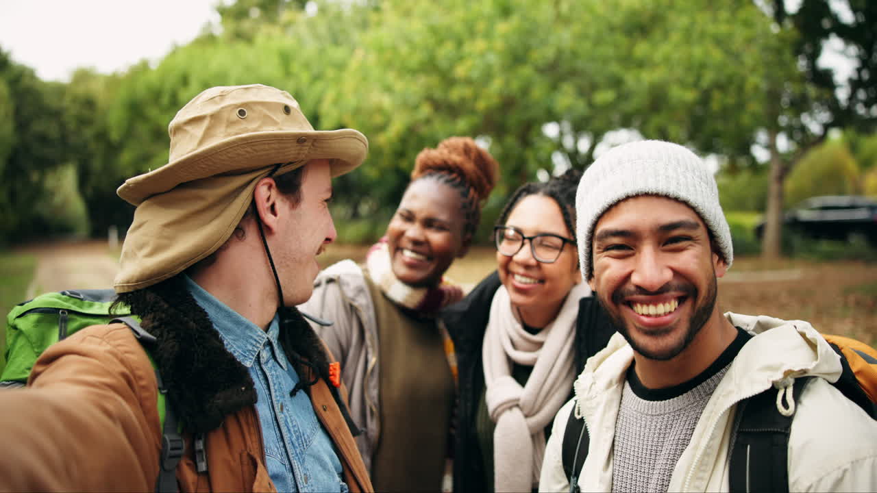 하이킹, 셀카 블로그 또는 자연에서 친구의 얼굴