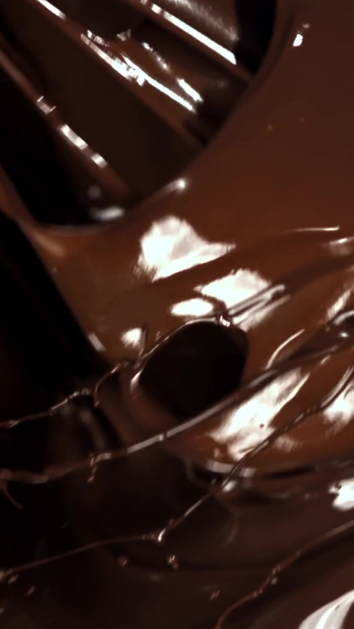 Primo piano di denso cioccolato liquido che turbina