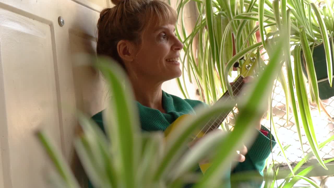 멜로디적인 순간: 매력적인 여성이 집에서 우레레로 음악을 만니다.