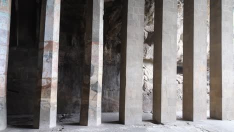 las cuevas de pitalkhora, en la cordillera de satmala de los ghats occidentales de maharashtra, india, son un antiguo sitio budista que consta de 14 monumentos de cuevas excavadas en roca que datan del siglo iii a.c.