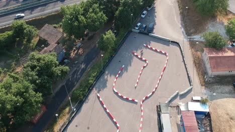 vista aérea de una pista de go-kart