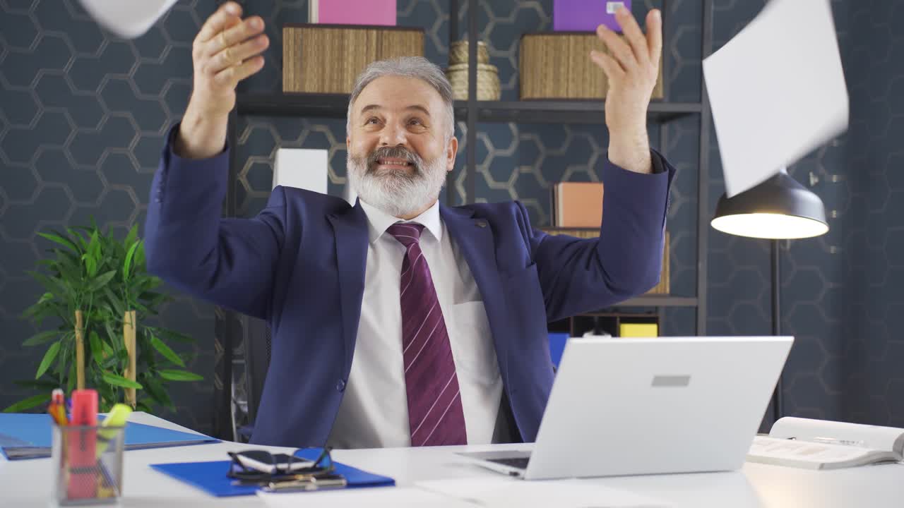 hombre de negocios regocijándose con los resultados positivos del papeleo.