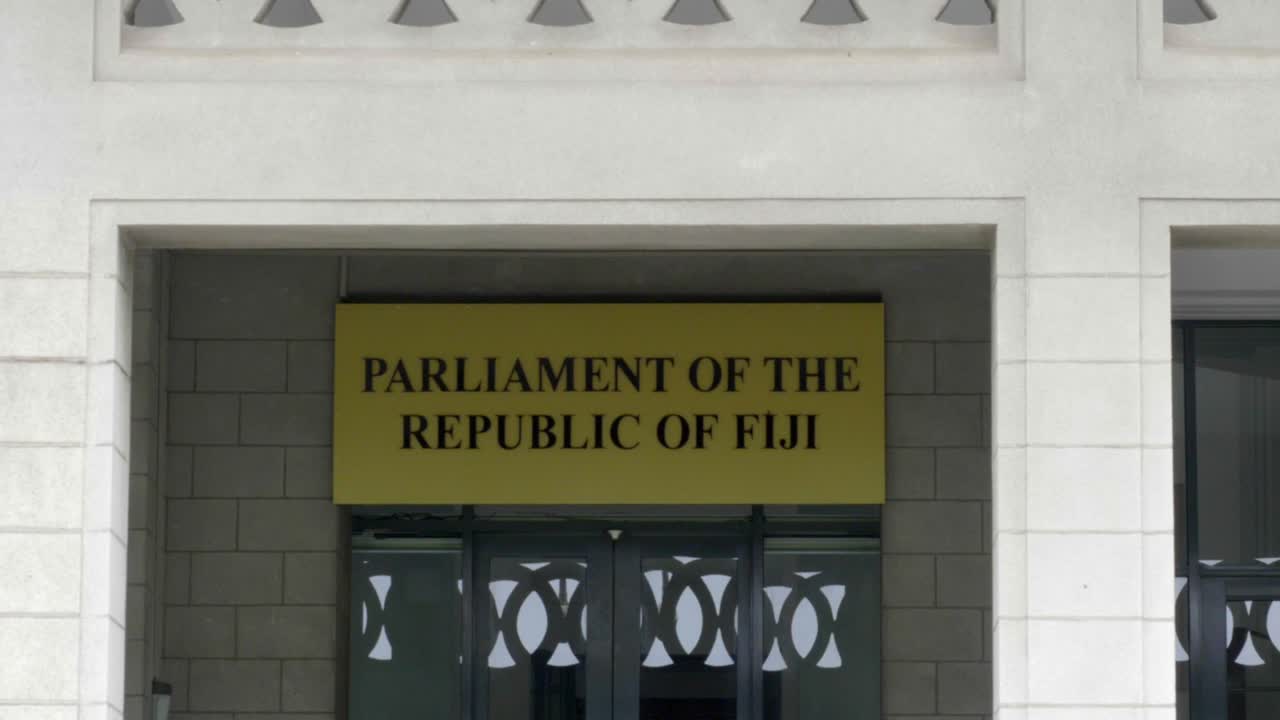 el letrero sobre la entrada del edificio del parlamento de la república de fiji