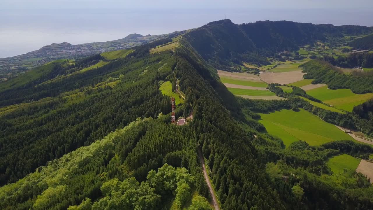 torre de telecomunicaciones en la cima de una exuberante colina con bosque en sao miguel, azores