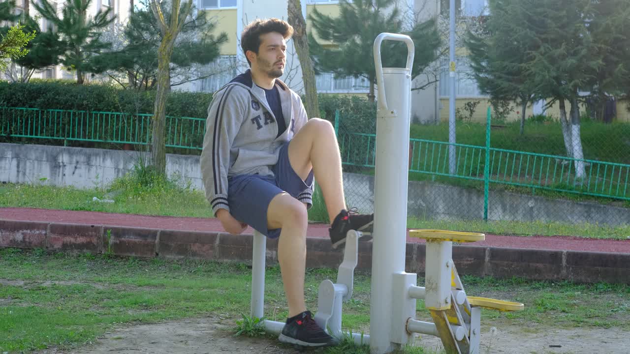 un joven que hace deportes.