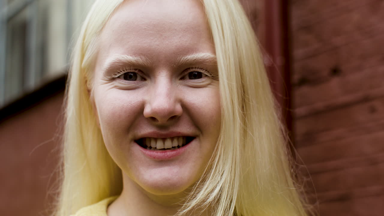 거리에 있는 행복한 젊은 여성