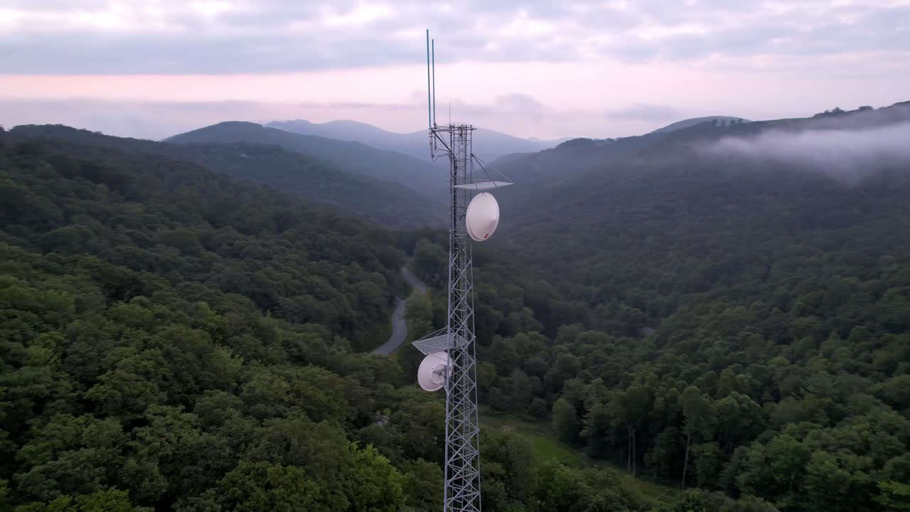 torre de comunicaciones con platos de microondas cerca de boone nc, carolina del norte