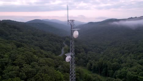 Fernmeldeturm-Mit-Mikrowellengeschirr-In-Der-Nähe-Von-Boone-NC,-North-Carolina