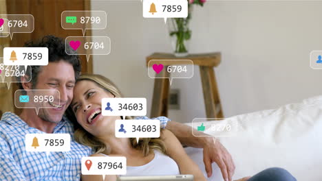 animación de barras de notificación sobre pareja caucásica relajándose y viendo video en una tableta digital