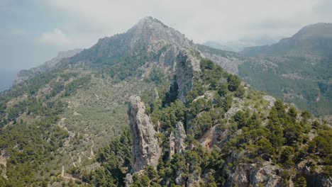 increíbles imágenes aéreas de 4k del paisaje épico de la serra de tramuntana en mallorca, españa - impresionante vista del paisaje - puerto de soller mallorca