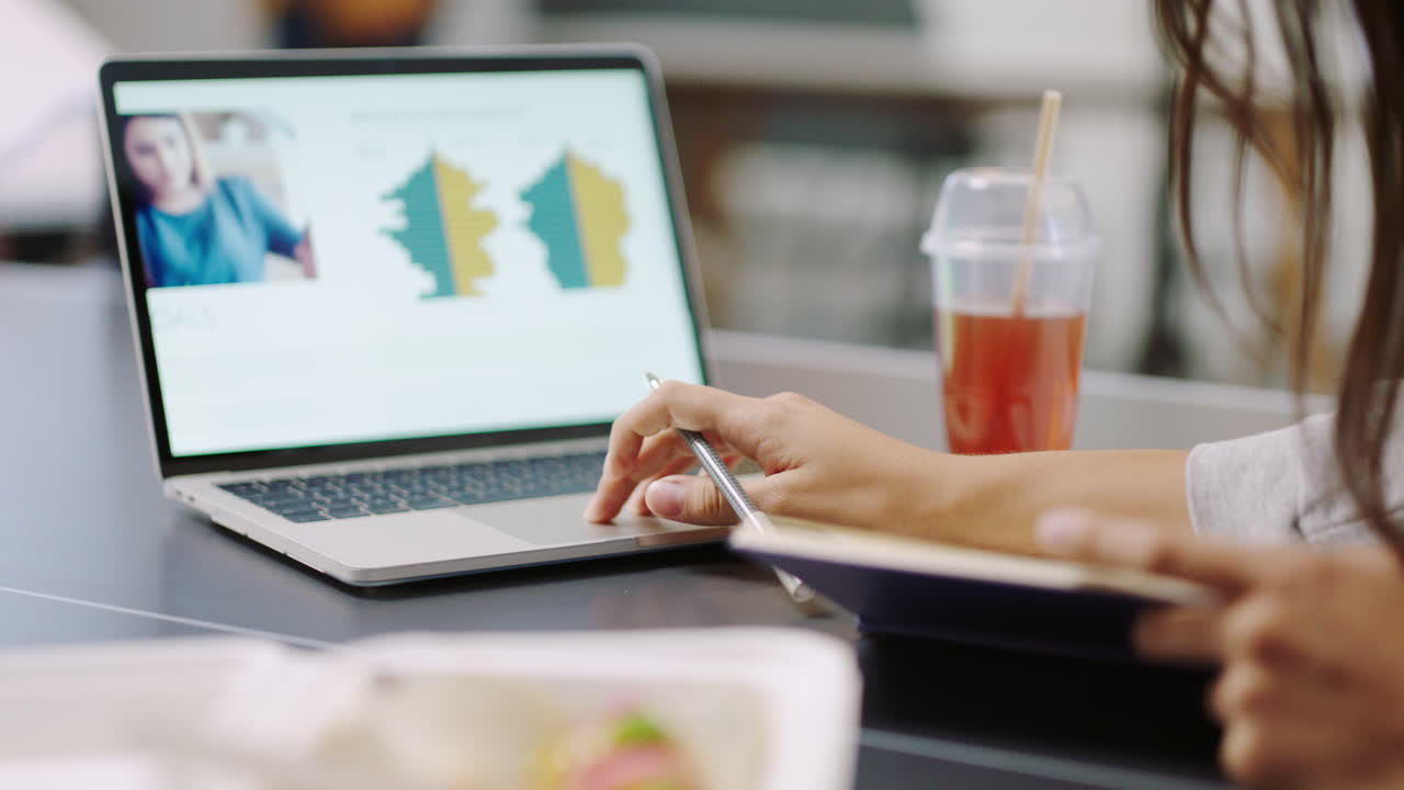 portátil, marketing y escritura a mano en el libro