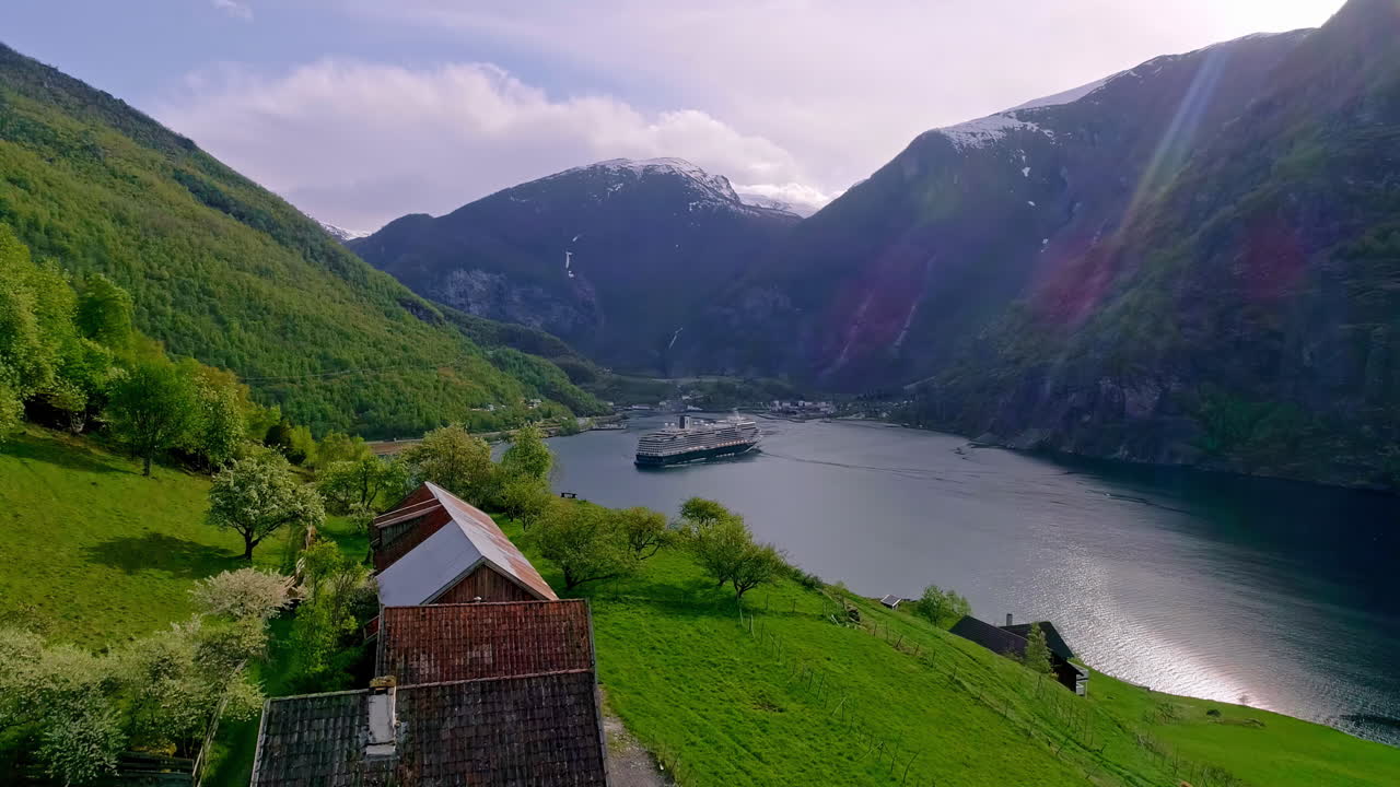 높은 산과 구름이 있는 하늘 사이를 유람하는 집과 호수가 있는 푸른 계곡