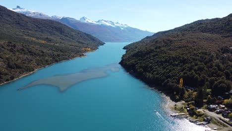 vista aérea de drones de arriba hacia abajo del impresionante río baker y el pueblo de puerto beltrand