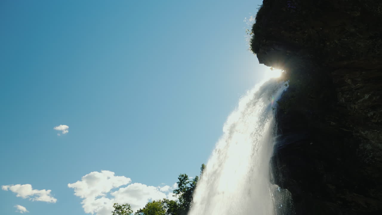 el sol brilla a través de la cascada steinsdalsfossen en noruega video 4k