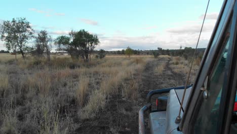 Landcruiser-Fährt-Durch-Das-Outback-Von-Australien,-Aufgenommen-Aus-Der-Spiegelansicht-Des-Autos