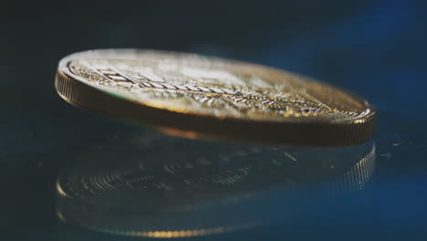 primo piano di una moneta bitcoin