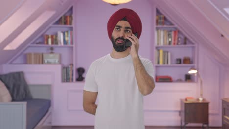 hombre indio sikh hablando por teléfono