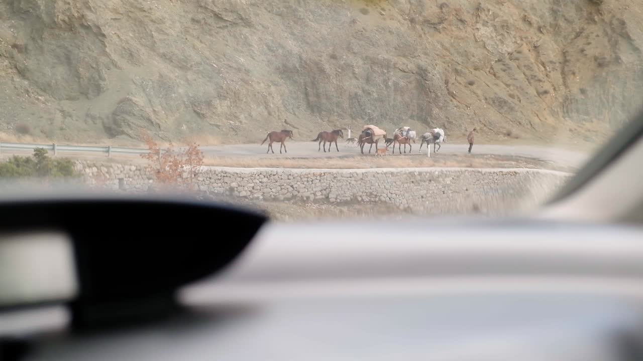 가을 시즌에 알바니아 남부의 산길