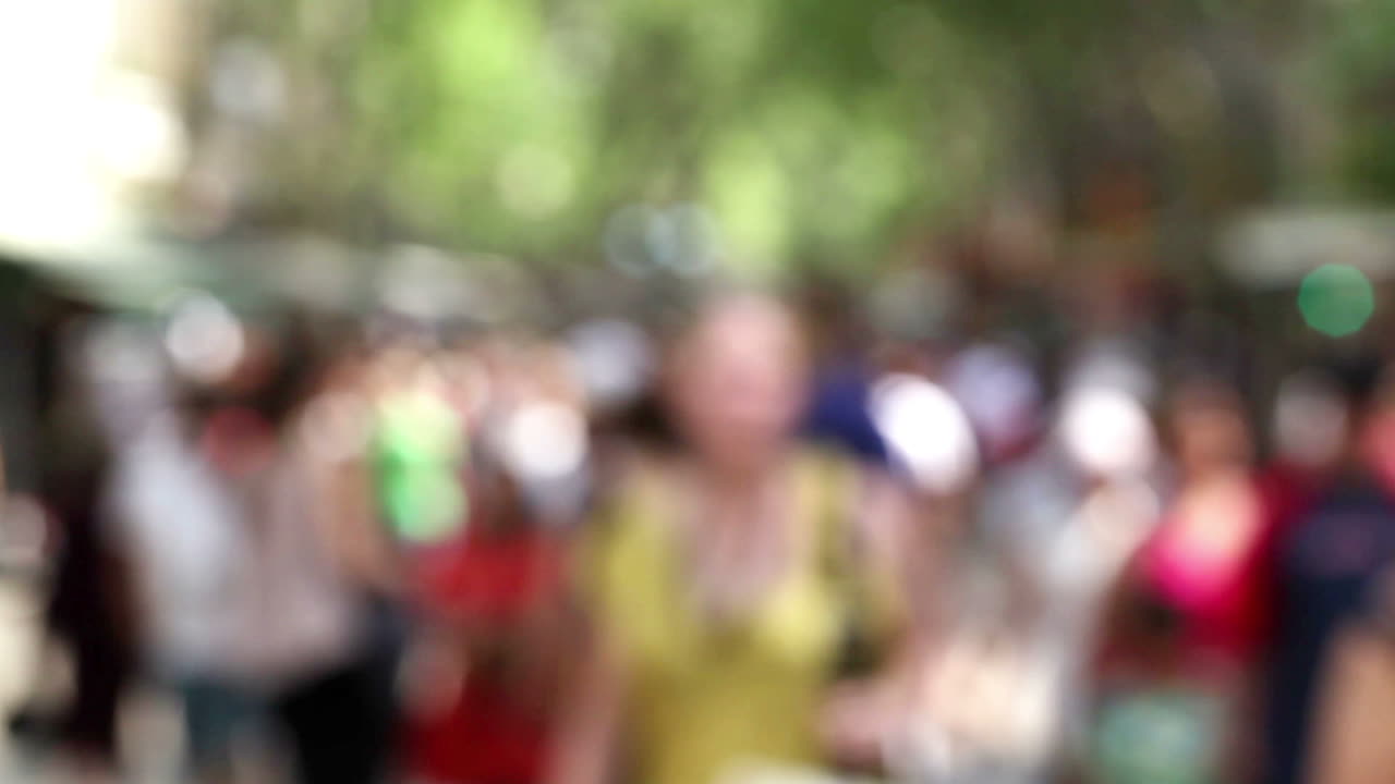 personas ocupadas fuera de foco caminando en el parque