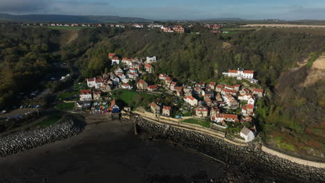 Runswick-Bay-Village-Und-Strand,-Luftaufnahmen,-Prores-422,-Light-Grade-November-2022---Clip-3