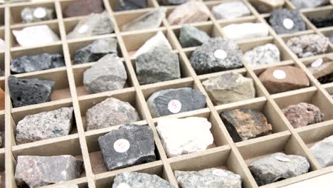 rocas y minerales dentro de la caja