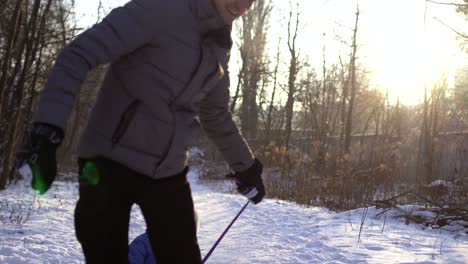 Junger-Vater-Und-Tochter-Im-Schnee-Mit-Schlitten