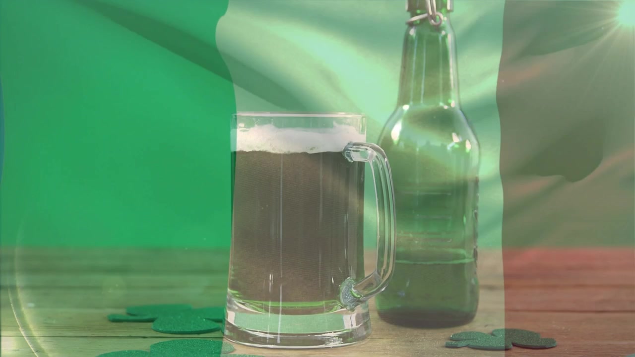 アイルランドの三色旗オーバーレイが動き、ビールジョッキと緑のボトルを着色。プロモーション用にシャムロックが配置される。